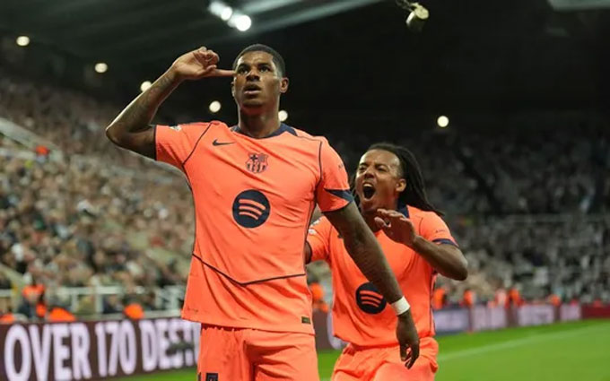 Cầu thủ mặc áo Barcelona ăn mừng, liên quan đến thương vụ Rashford.